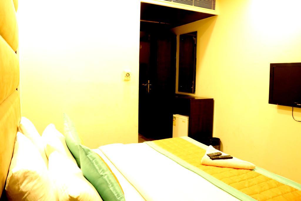 Hotel Benz International Delhi  Bagian luar foto
