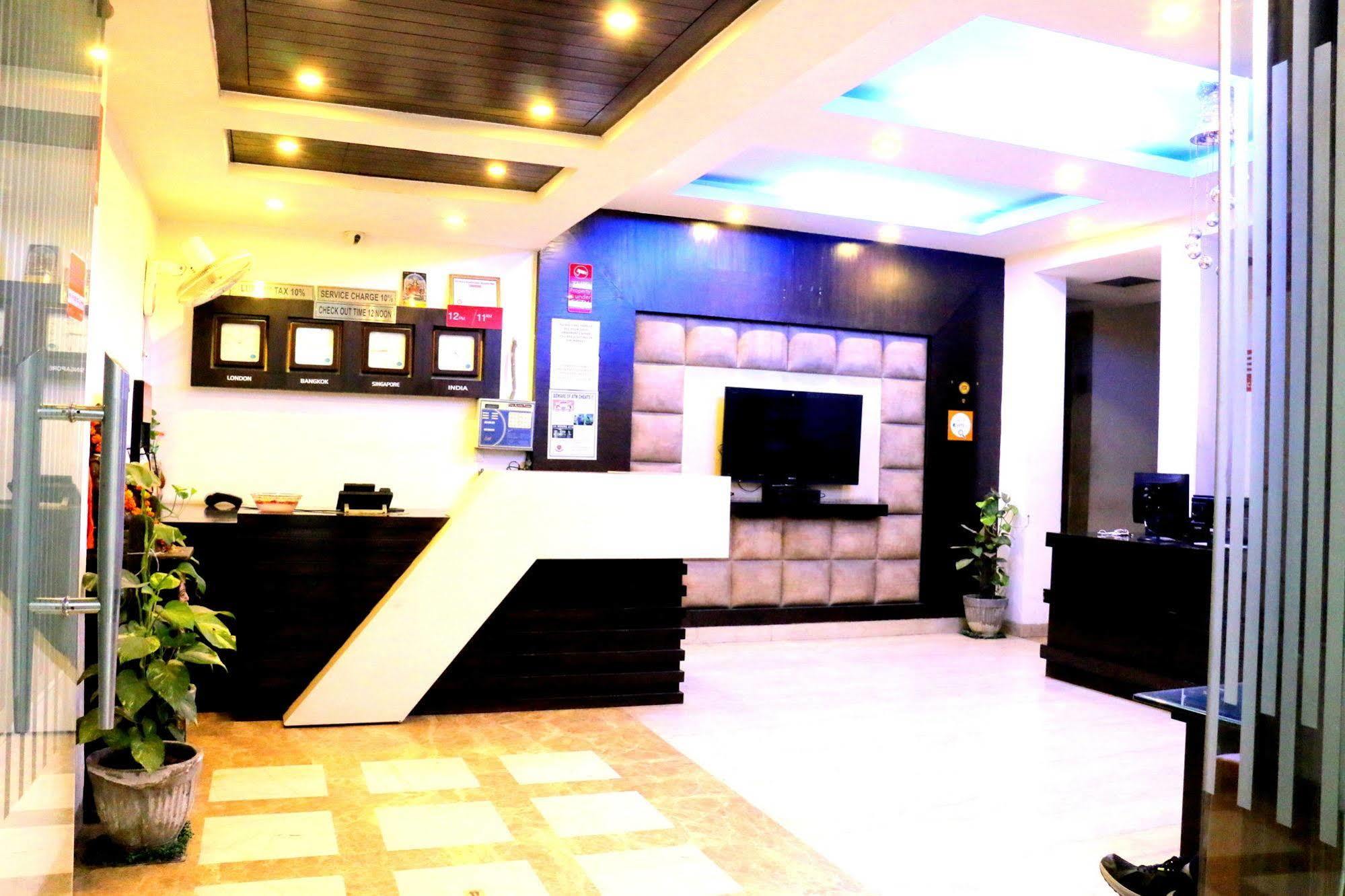 Hotel Benz International Delhi  Bagian luar foto